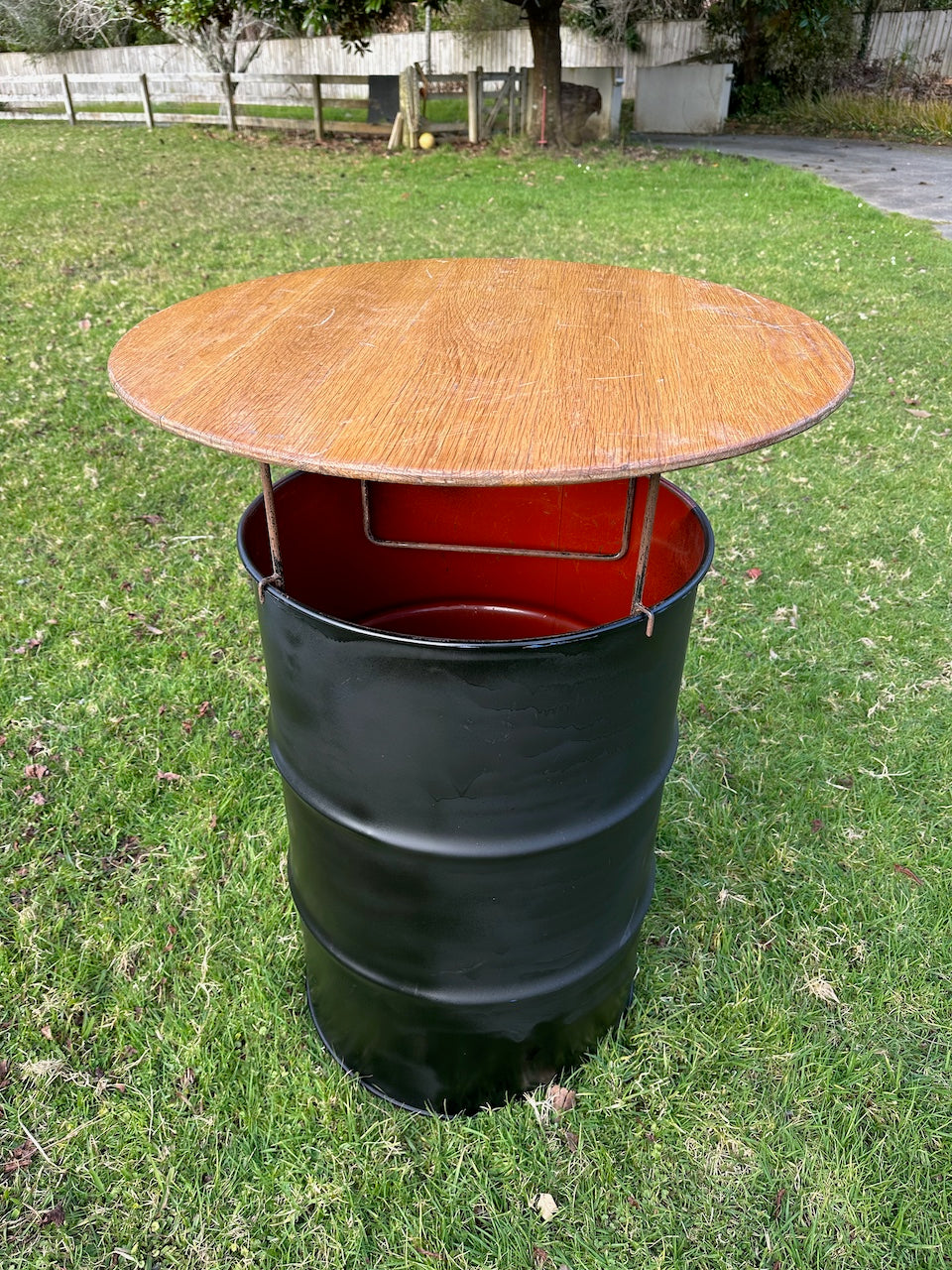 Barrel Bar Leaner