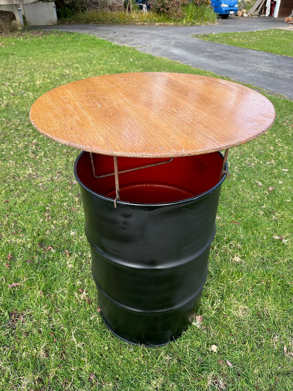 Barrel Bar Leaner