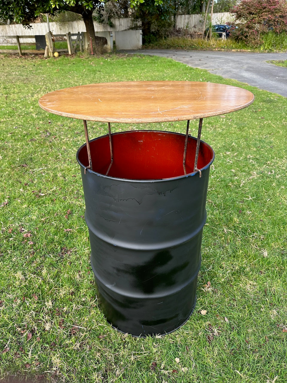 Barrel Bar Leaner
