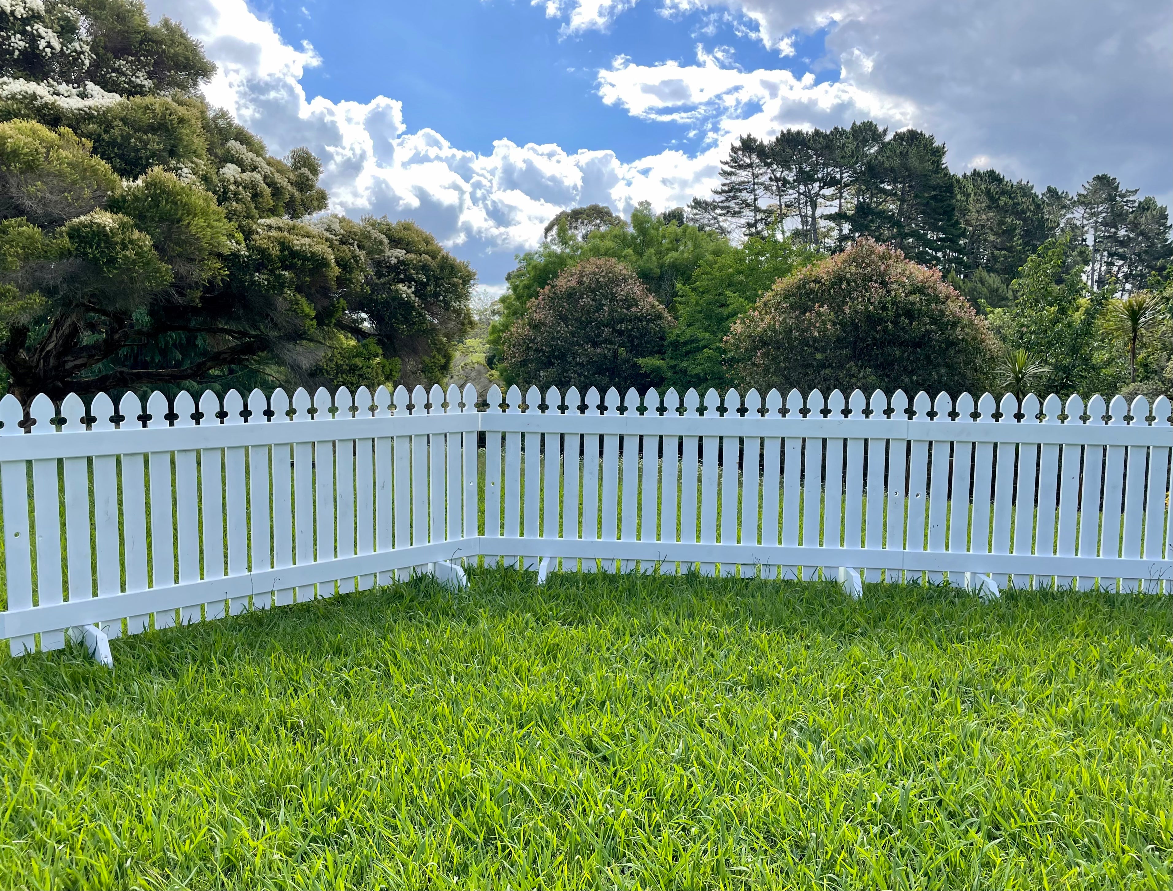 2m White Wooden Picket Fencing  - L:2m / H: 900